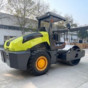 座驾压路机STS06